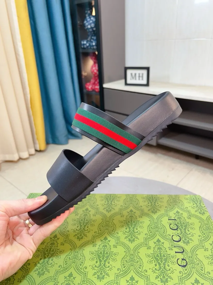 Men's Men's Shoes💰300🌸🌸【GUCCI New Style】This slipper is made of GG polyester fiber and is decorated with the Gucci label on the front, adding a bold logo feel to the style. "Gucci Made in Italy" stamped label Rubber sole Flat Made in Italy Men's sizes 39 to 45, (46. Customized